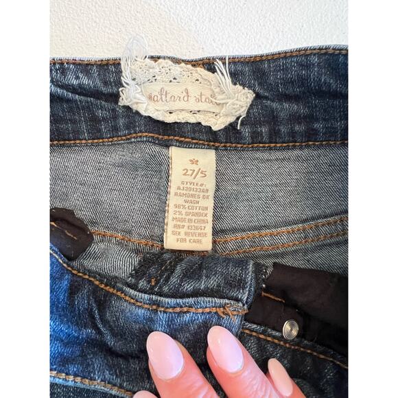 Altar’d State Junior's Blue Distressed Frayed Hem Denim Jean Shorts Size 27/5 - Picture 2 of 3